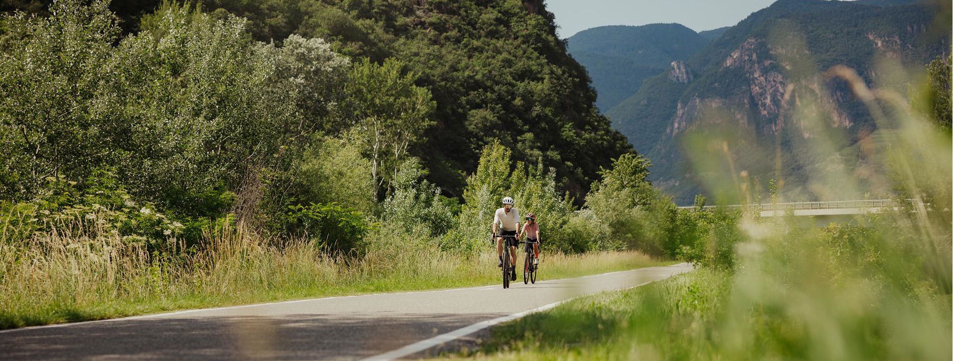 Zwei Personen auf einem Talradweg