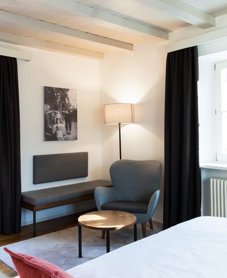 Una camera con letto matrimoniale e angolo soggiorno