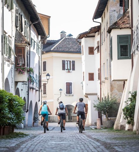 Drei Personen auf einer Radtour