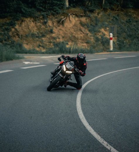 Eine Person auf einer Motorradtour