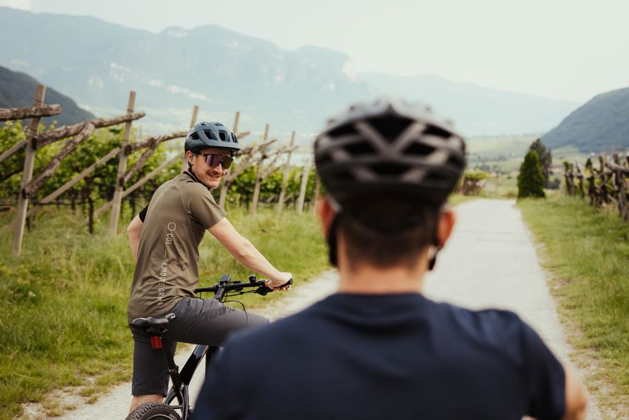 Zwei Personen beim Genussradeln in Südtirols Süden