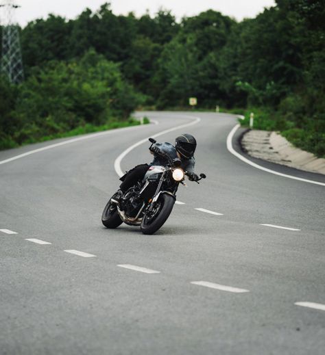 Eine Person auf einer Motorradtour